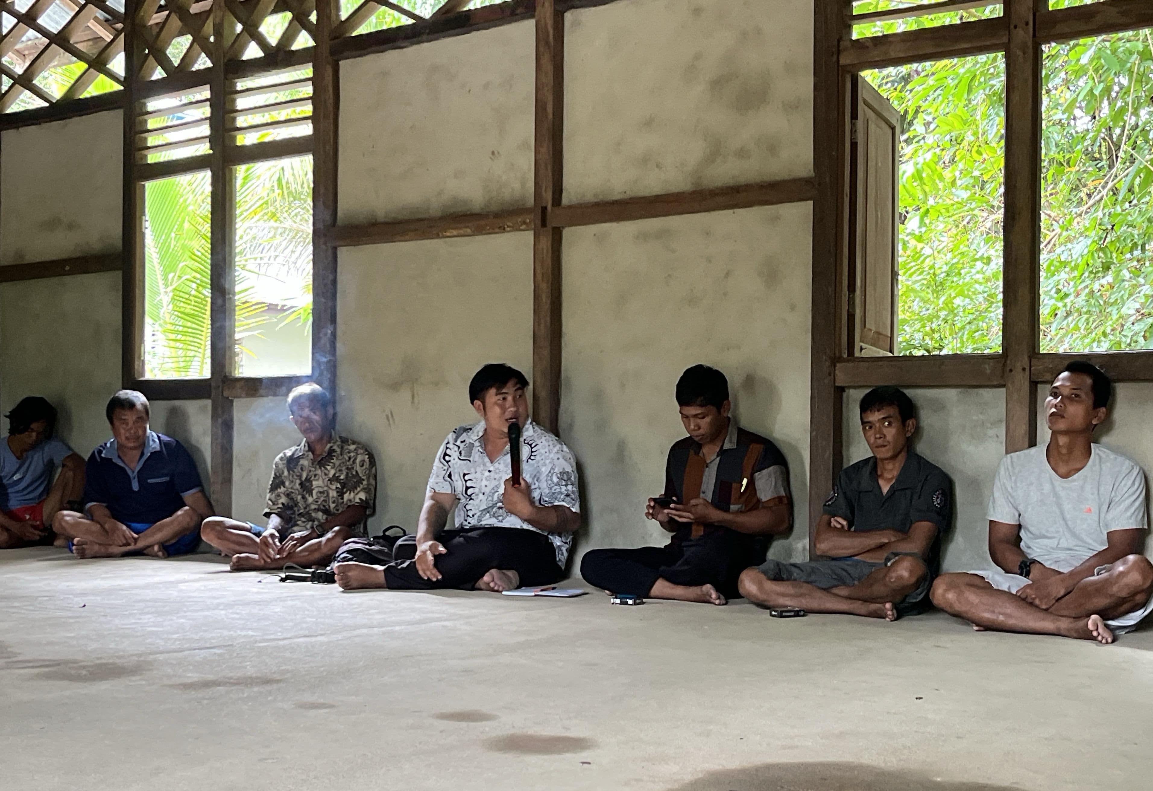 Berkumpul bersama masyarakat